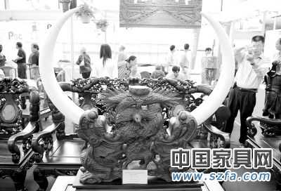 　　曾經(jīng)高達(dá)8000萬(wàn)元一套的紅木家具如今不到60萬(wàn)元。“不僅原料價(jià)格超跌，家具市場(chǎng)也有價(jià)無(wú)市”，業(yè)內(nèi)稱“令人心痛”記者周華攝