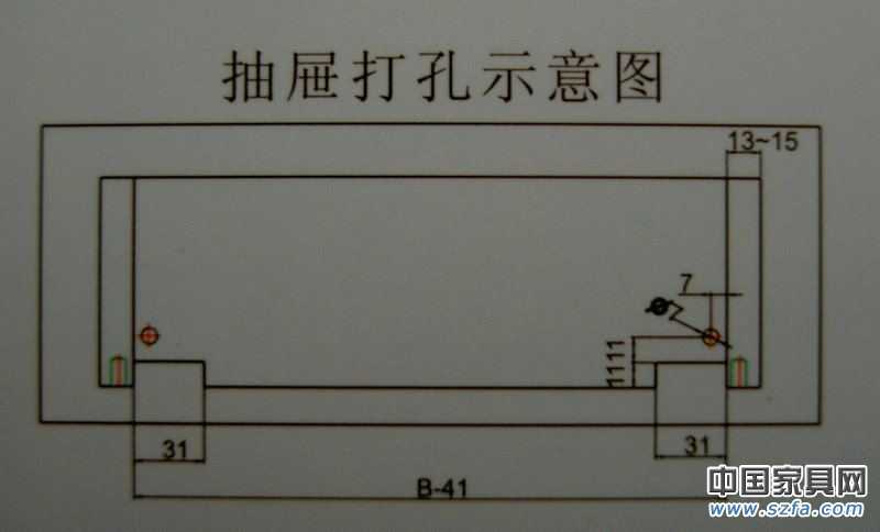 選擇好滑軌的長(zhǎng)度后,請(qǐng)按照?qǐng)D片中的打孔尺寸,對(duì)抽屜進(jìn)行加工,以便安裝滑軌。