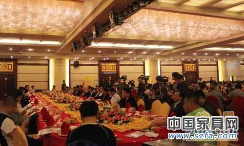 家居、建材行業(yè)的500余位廠家、經(jīng)銷(xiāo)商代表現(xiàn)場(chǎng)參加招商推介會(huì)