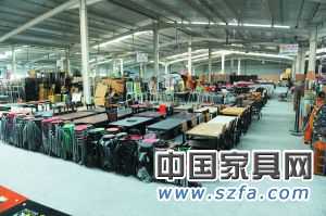 目前的二手家具市場內(nèi)仍以板式家具交易為主，幾乎看不見紅木家具的影子。