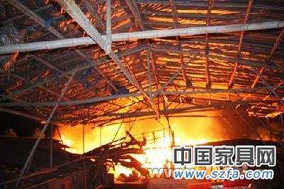 凌晨火魔肆虐家具廠生產(chǎn)車(chē)間