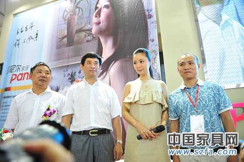 派尼爾家居代言人林心如與中國家協(xié)理事長朱長嶺、派尼爾家居總經(jīng)理鄧啟平合影