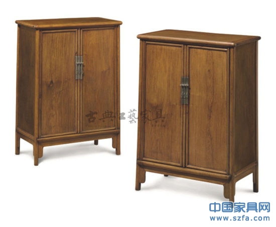 圖5 清初 黃花梨鑲楸木圓角柜一對(duì)