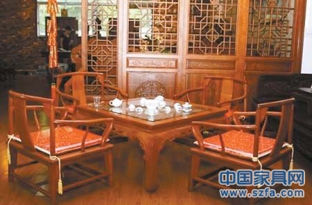 屏風(fēng)、瓷器、奇石等配以紅木家具更顯濃郁中國風(fēng)
