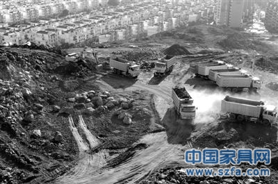 6月1日，廣西防城港市，眾多車輛在挖山造城。圖/CFP