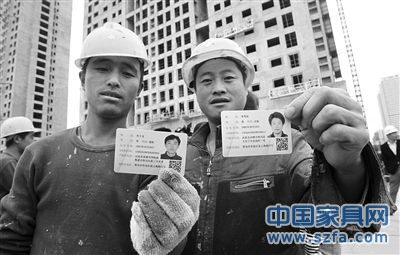 去年10月29日，山東青島市，工人們正在展示剛領(lǐng)到的居住證。圖/CFP