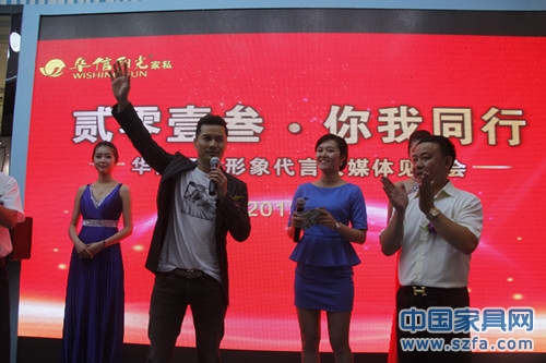 華信陽光董事長(zhǎng)廖永福與代言人呂良偉與經(jīng)銷商、媒體見面