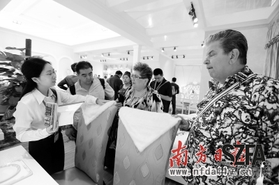 這些年，家具企業(yè)的日子越來越不好過了，很多企業(yè)清醒地意識(shí)到：不轉(zhuǎn)型必然是等死。 資料圖片