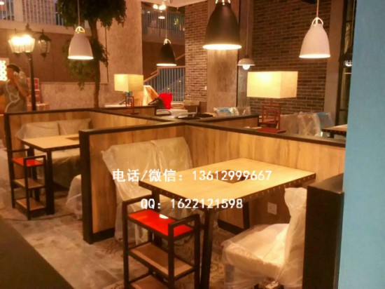 火鍋?zhàn)酪? /></div>
<div>深圳品牌餐椅家具廠為您銷售的實(shí)木火鍋?zhàn)兰八写罄硎疱佔(zhàn)?，玻璃火鍋?zhàn)?，防火板火鍋?zhàn)?，無煙火鍋?zhàn)溃讳P鋼火鍋?zhàn)?，電磁爐火鍋?zhàn)?，燃?xì)饣疱佔(zhàn)赖然疱佔(zhàn)?、火鍋店餐椅、火鍋店沙發(fā)、火鍋燒烤一體桌、火鍋配套產(chǎn)品系列產(chǎn)品，所有實(shí)木火鍋?zhàn)赖膱?bào)價(jià)都是廠家直銷的價(jià)格。</div>
<div> </div>
<div>【備注】：</div>
<div>1、產(chǎn)品外觀以實(shí)物為準(zhǔn)，此圖片僅供參考；</div>
<div>2、顏色尺寸及材質(zhì)可以根據(jù)客戶要求定制。</div></div>
<div   id=