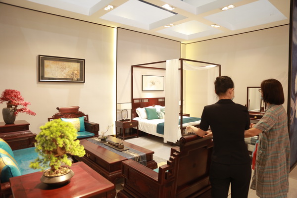 美聯(lián)紅木展館現(xiàn)場(chǎng)，經(jīng)銷(xiāo)商現(xiàn)場(chǎng)咨詢(xún)加盟
